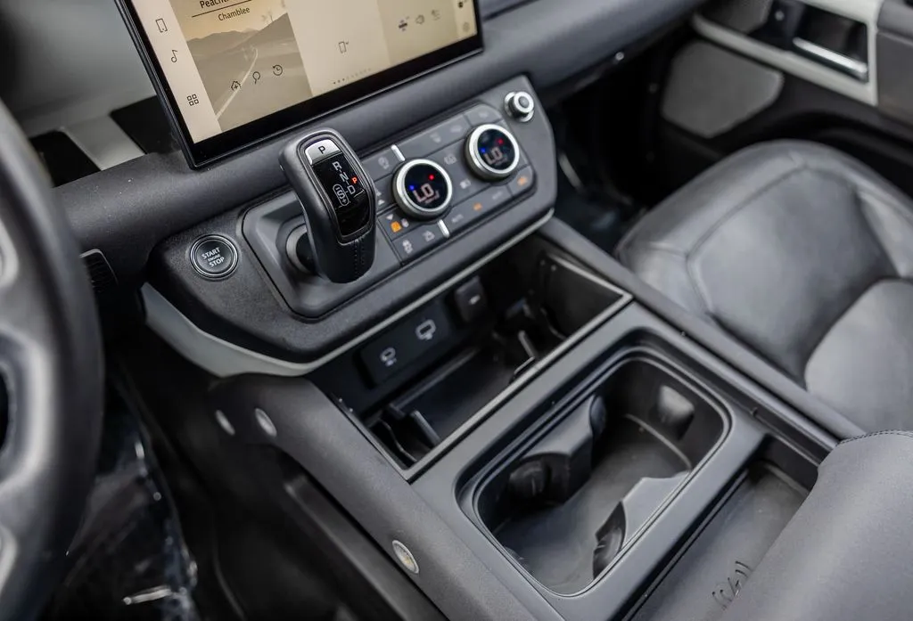 Land Rover Defender 130 photo 12
