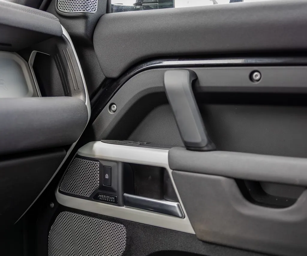 Land Rover Defender 130 photo 11
