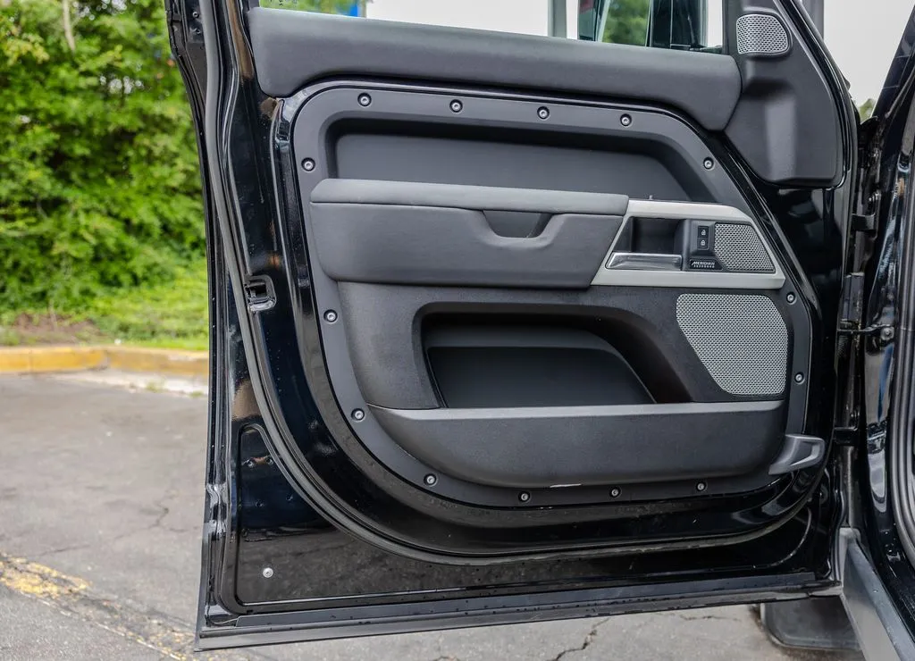 Land Rover Defender 130 photo 16