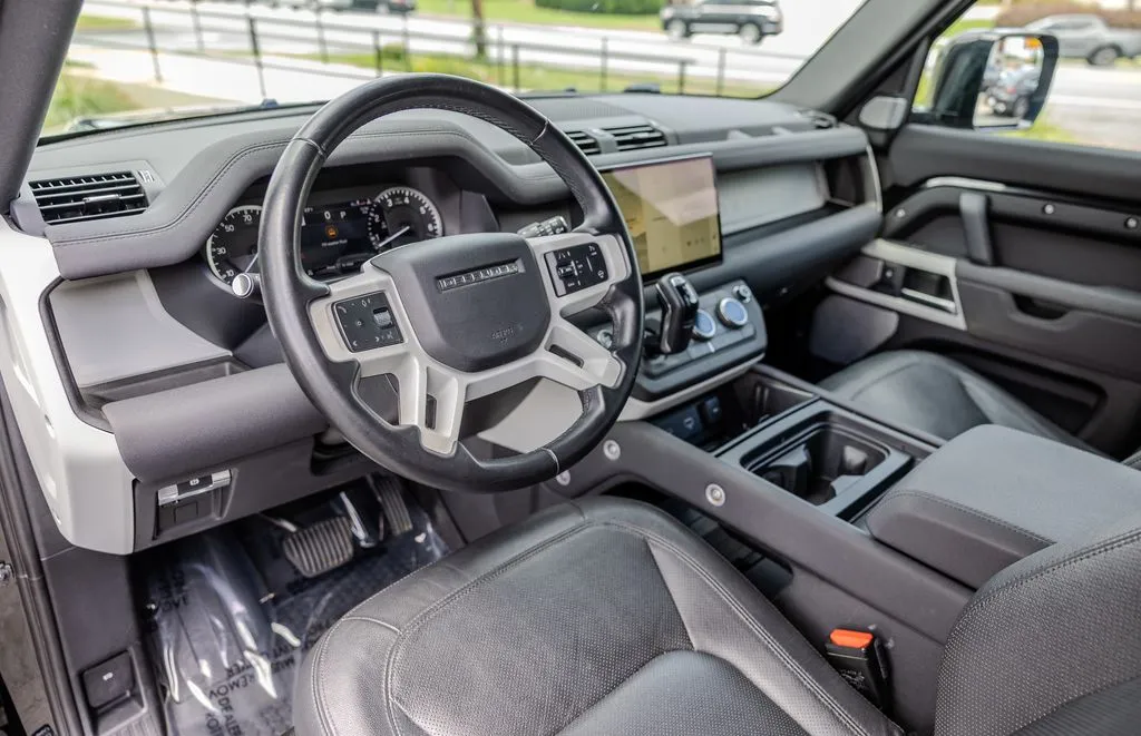 Land Rover Defender 130 photo 4