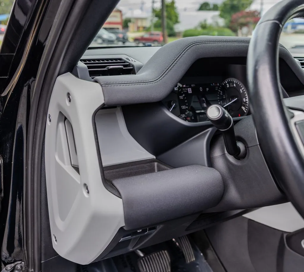 Land Rover Defender 130 photo 13