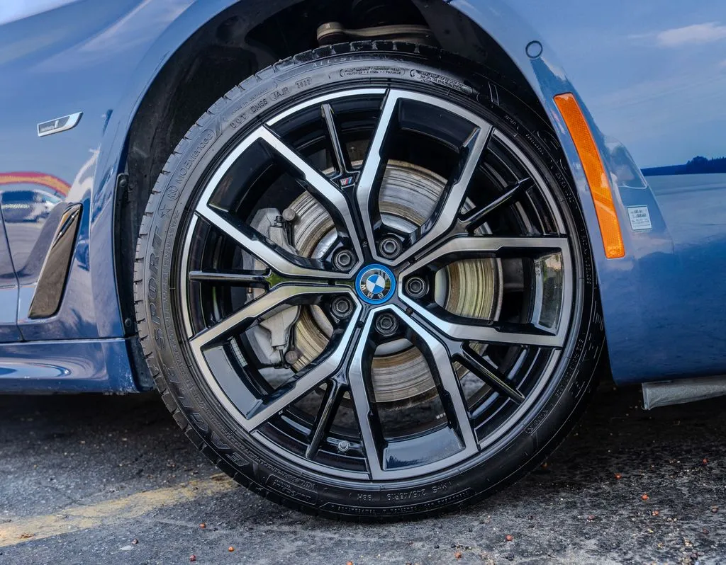 BMW 5 Series photo 32