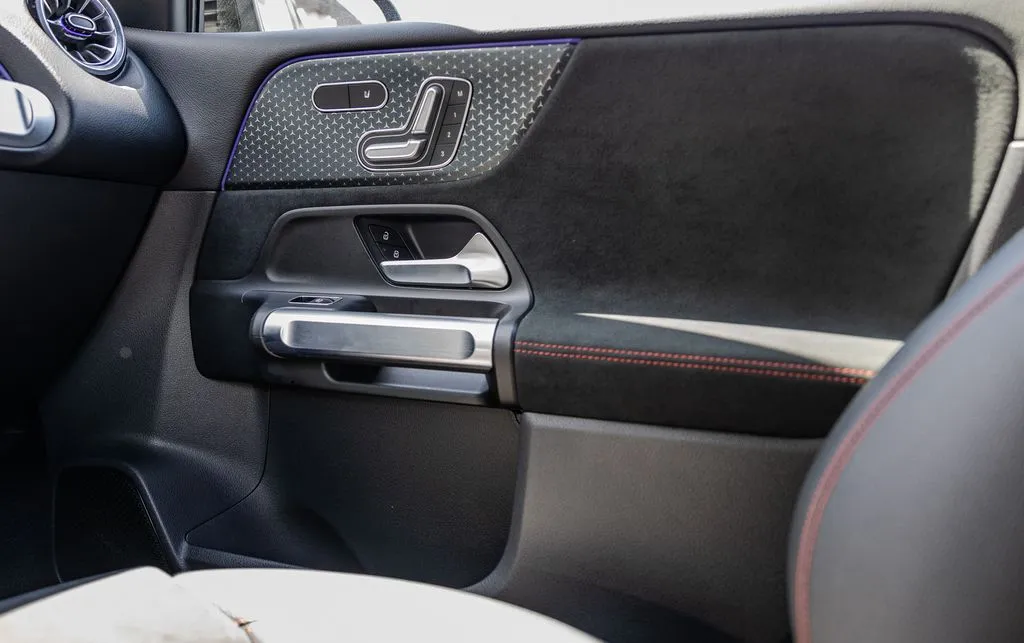 Mercedes-Benz EQB photo 11