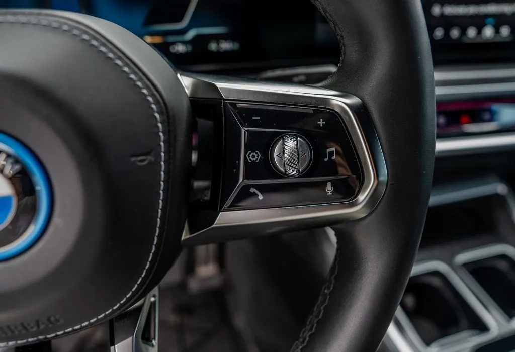 BMW i7 photo 7