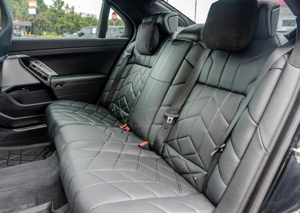 BMW i7 photo 18