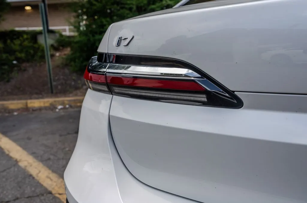 BMW i7 photo 30