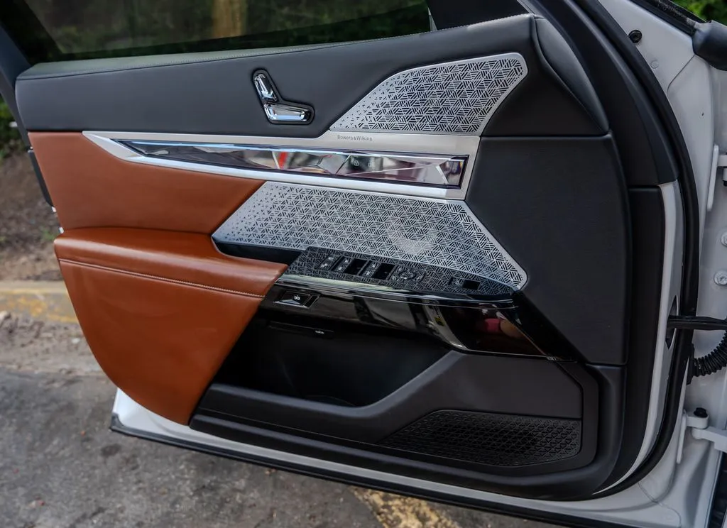 BMW i7 photo 16