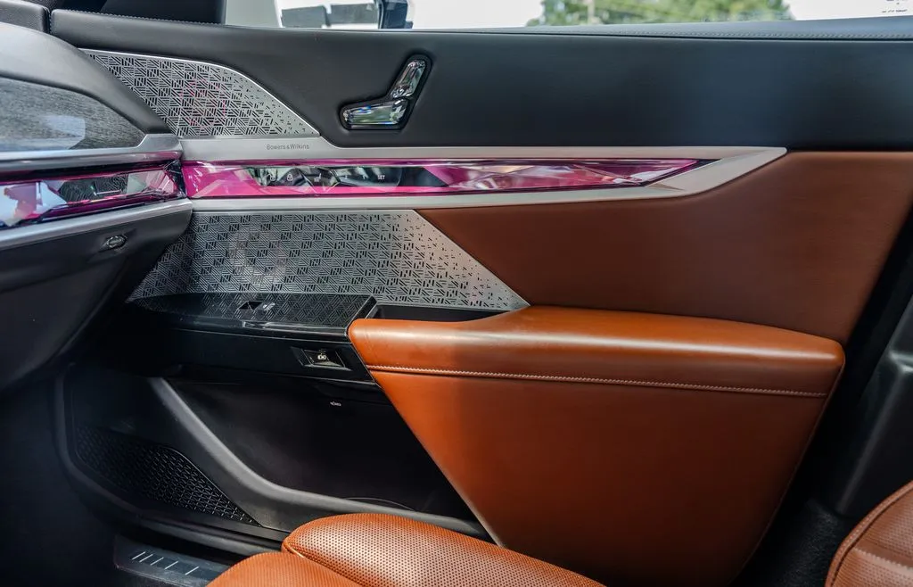 BMW i7 photo 14