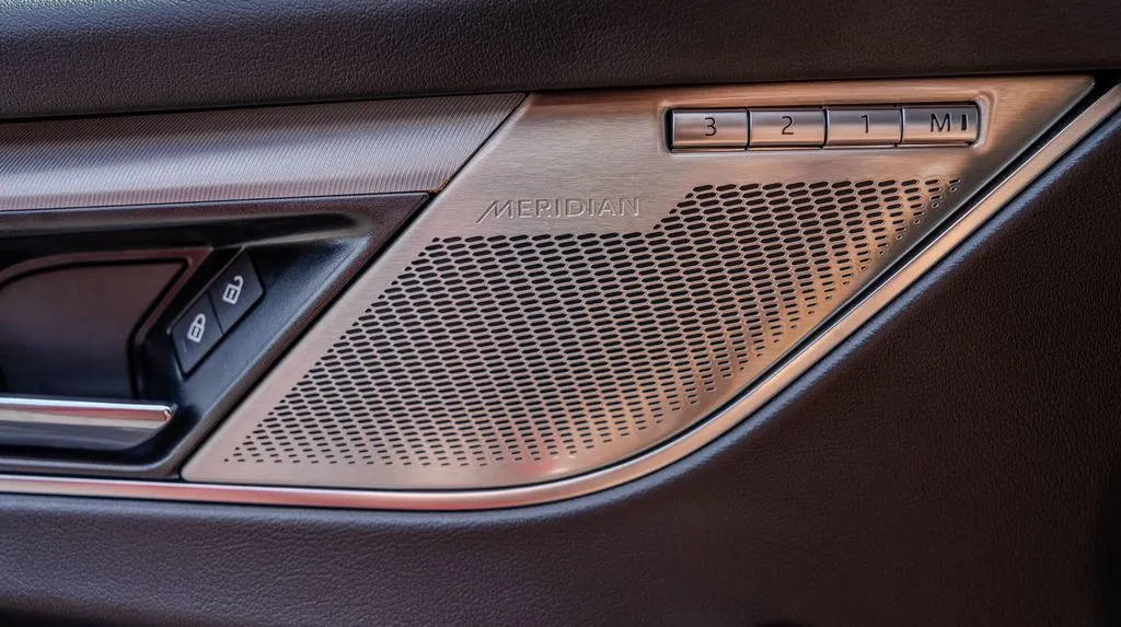 Jaguar F-PACE photo 16