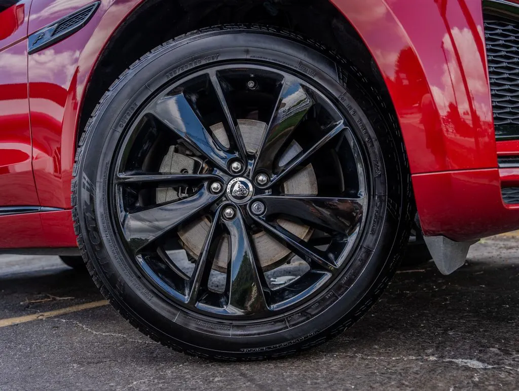 Jaguar F-PACE photo 31