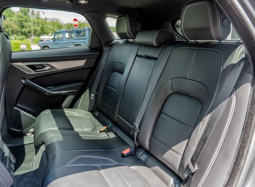 Jaguar F-PACE photo 20