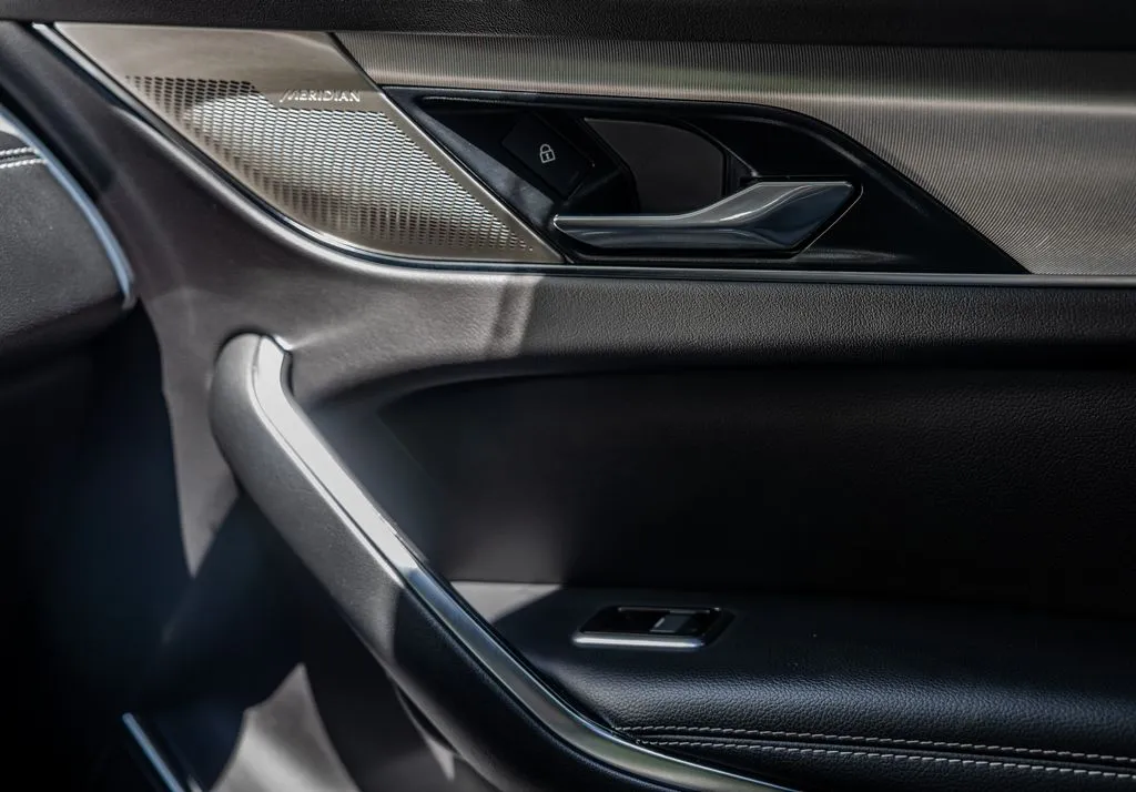 Jaguar F-PACE photo 14