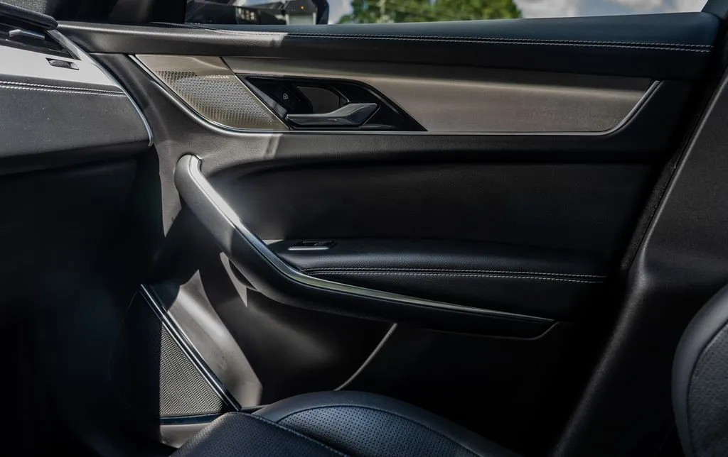 Jaguar F-PACE photo 13