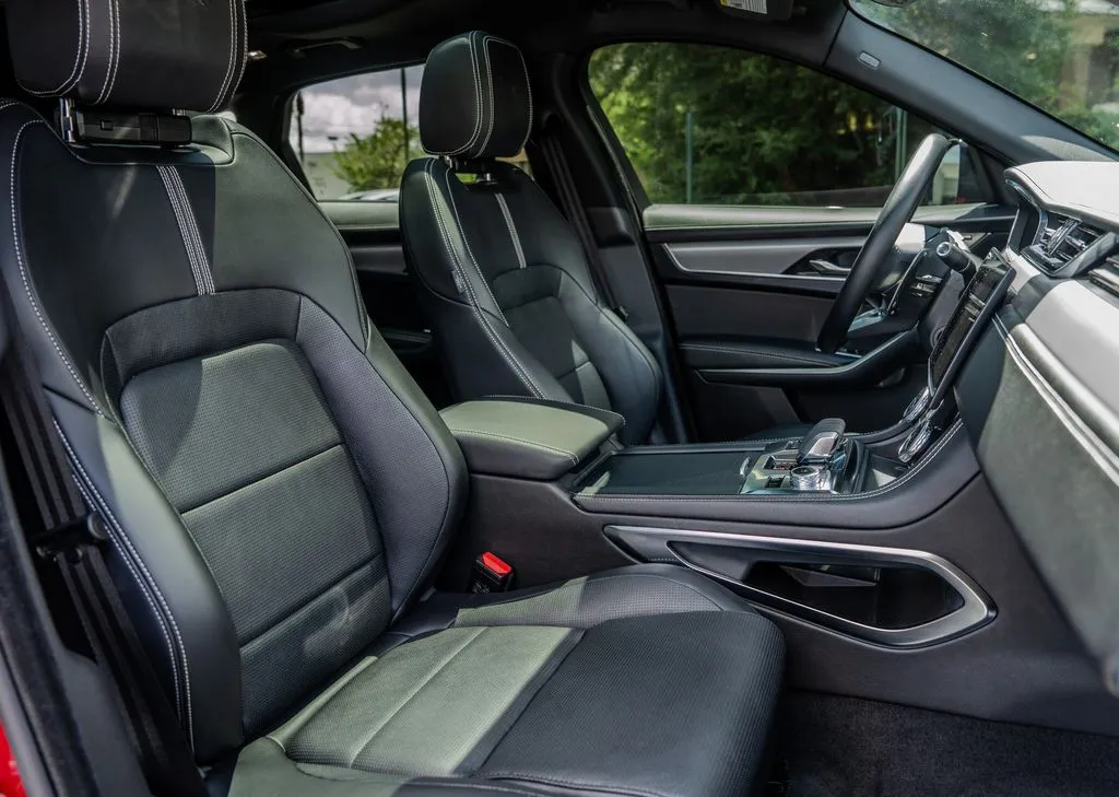 Jaguar F-PACE photo 22