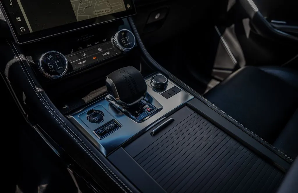 Jaguar F-PACE photo 12