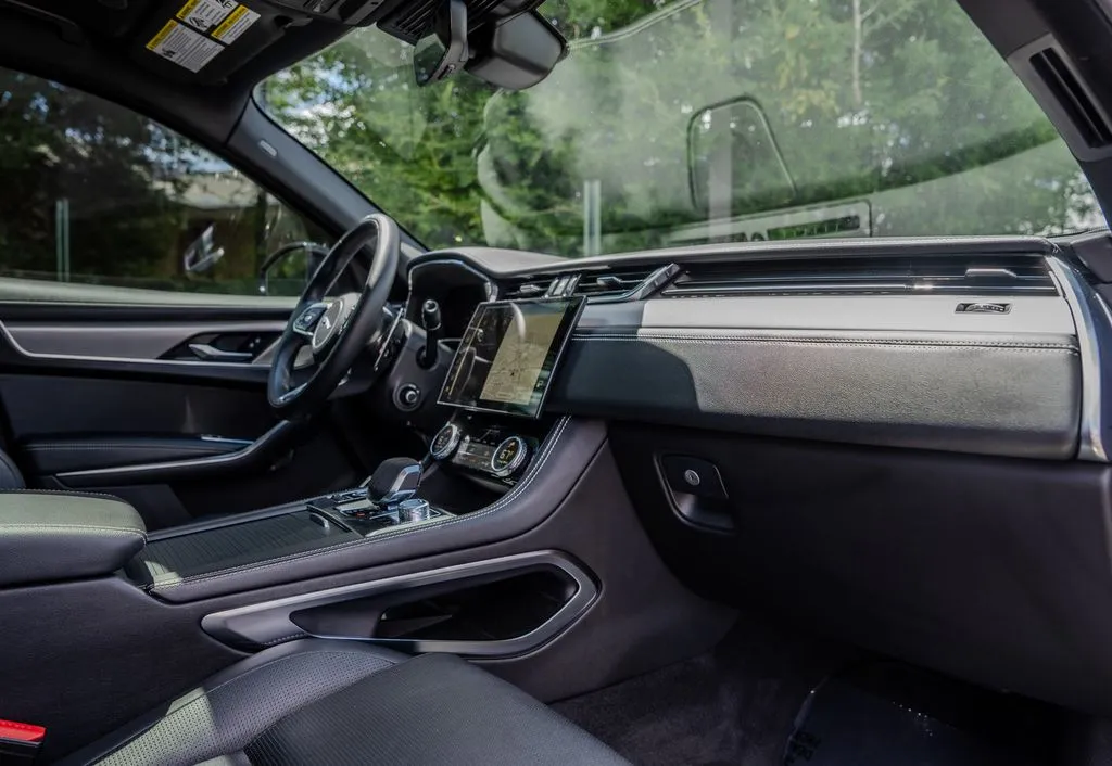 Jaguar F-PACE photo 23