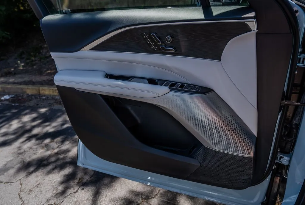 Cadillac LYRIQ photo 15