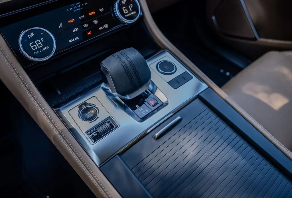 Jaguar F-PACE photo 12