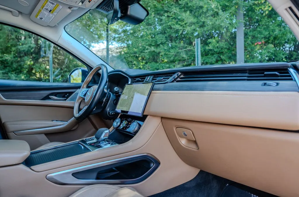 Jaguar F-PACE photo 22