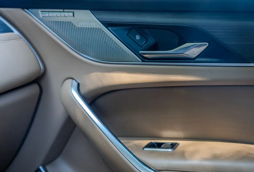 Jaguar F-PACE photo 14