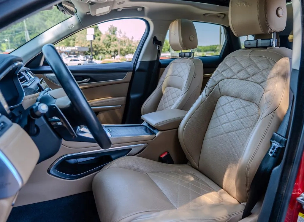 Jaguar F-PACE photo 18