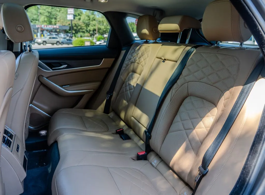 Jaguar F-PACE photo 19