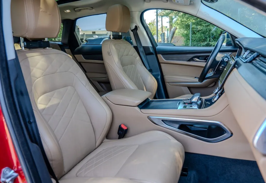 Jaguar F-PACE photo 21
