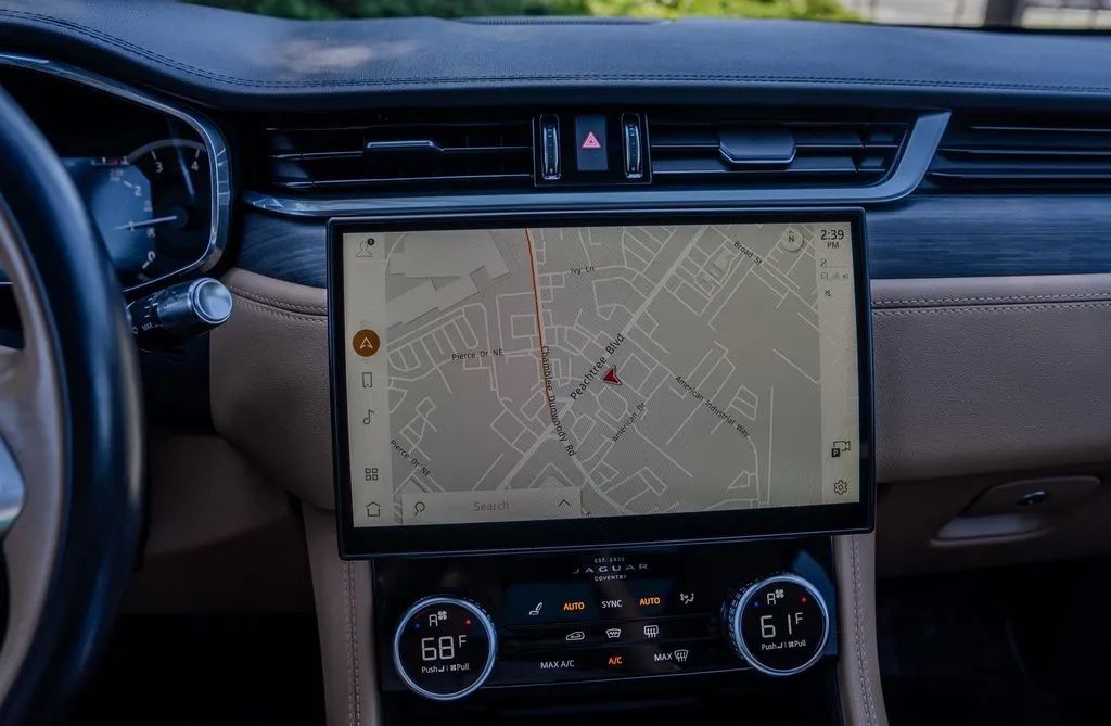 Jaguar F-PACE photo 10