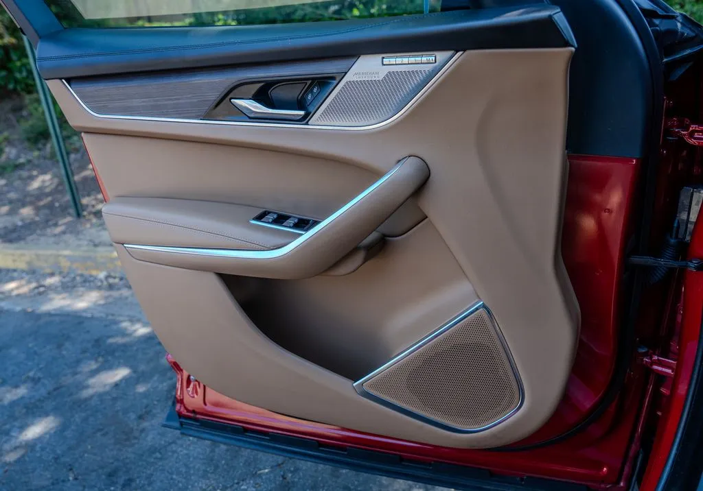 Jaguar F-PACE photo 15