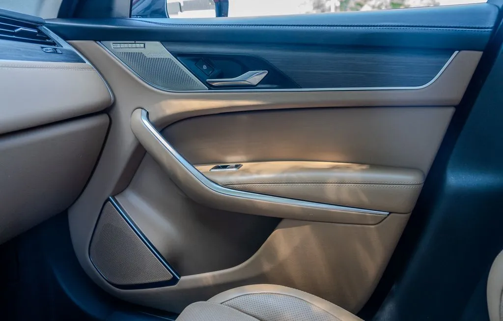Jaguar F-PACE photo 13