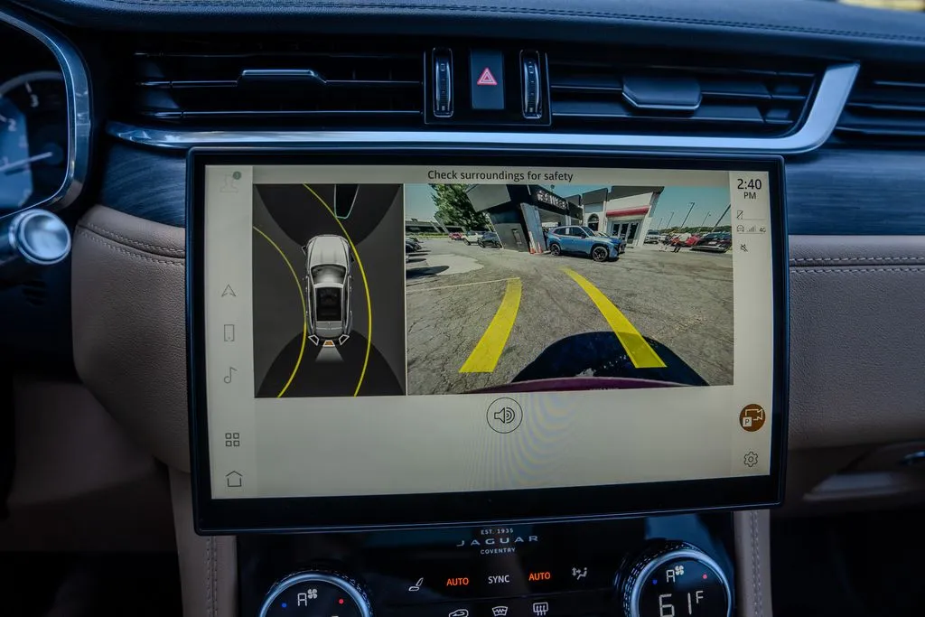 Jaguar F-PACE photo 11