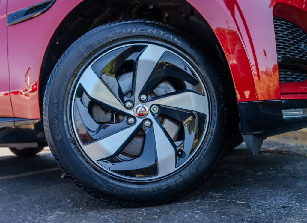 Jaguar F-PACE photo 30