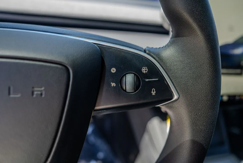 Tesla Model 3 photo 7