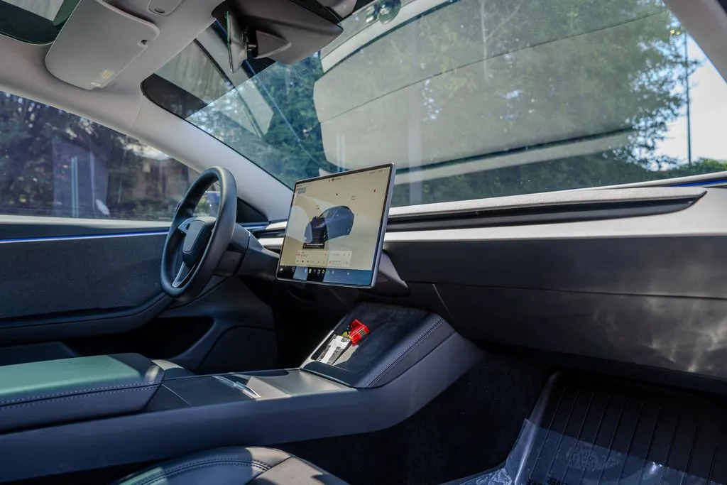 Tesla Model 3 photo 21