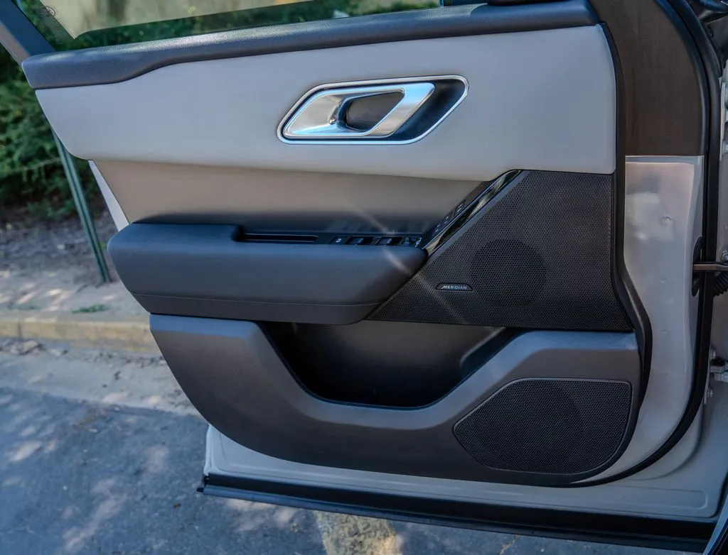 Land Rover Range Rover Velar photo 16