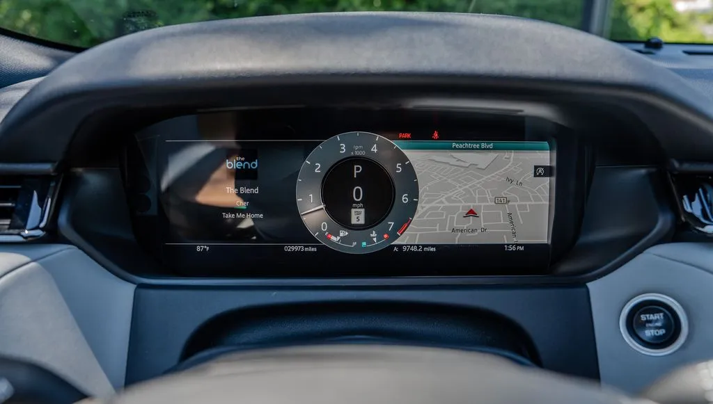 Land Rover Range Rover Velar photo 9