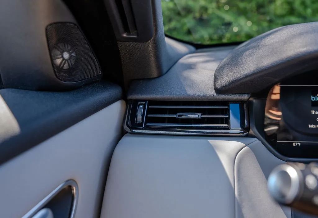 Land Rover Range Rover Velar photo 8