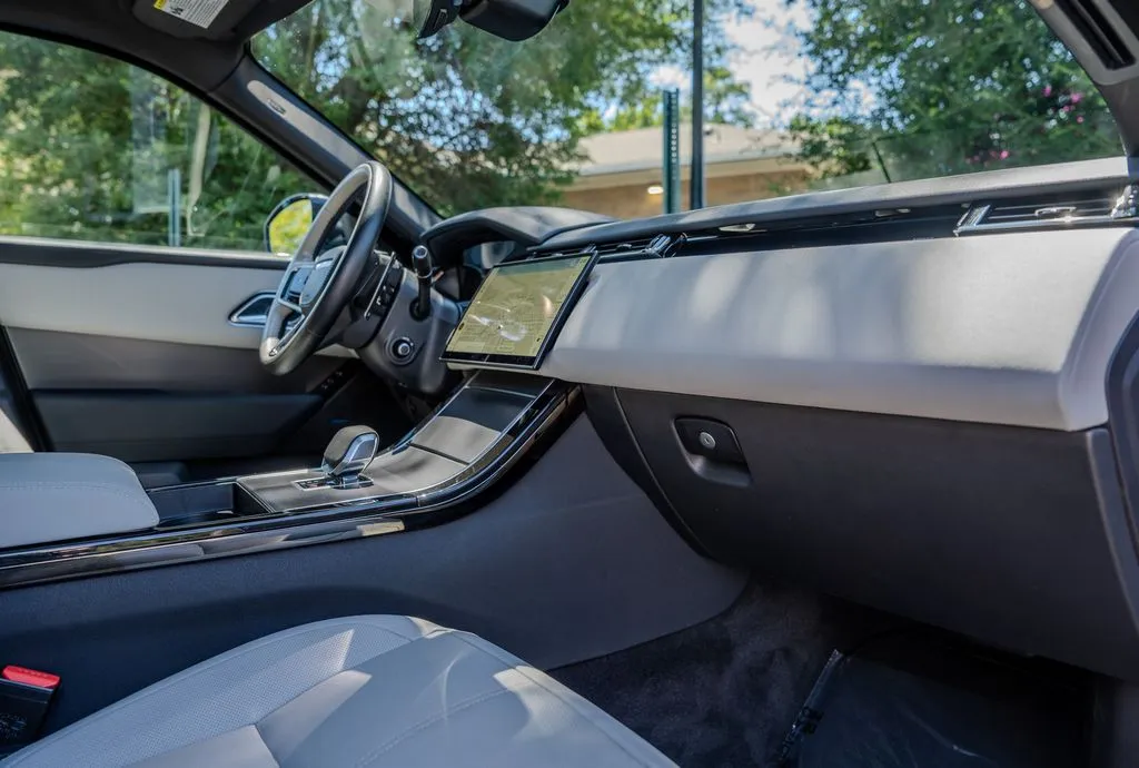 Land Rover Range Rover Velar photo 24