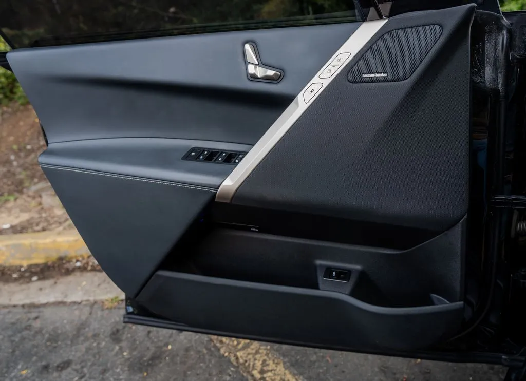 BMW iX photo 16