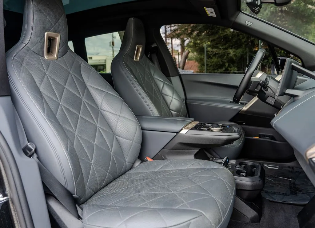 BMW iX photo 22