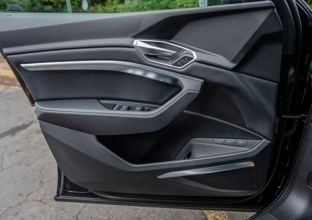 Audi e-tron photo 15
