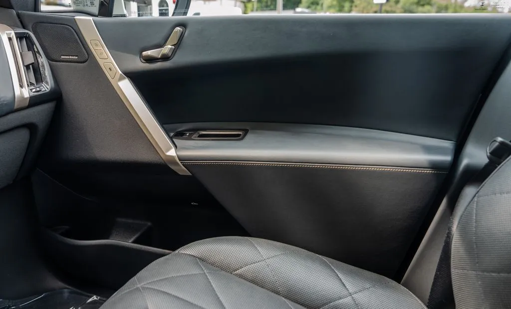 BMW iX photo 14