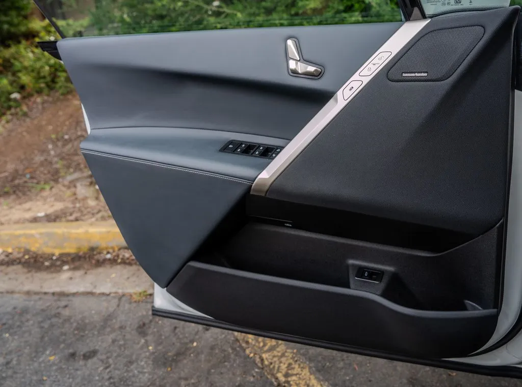 BMW iX photo 16