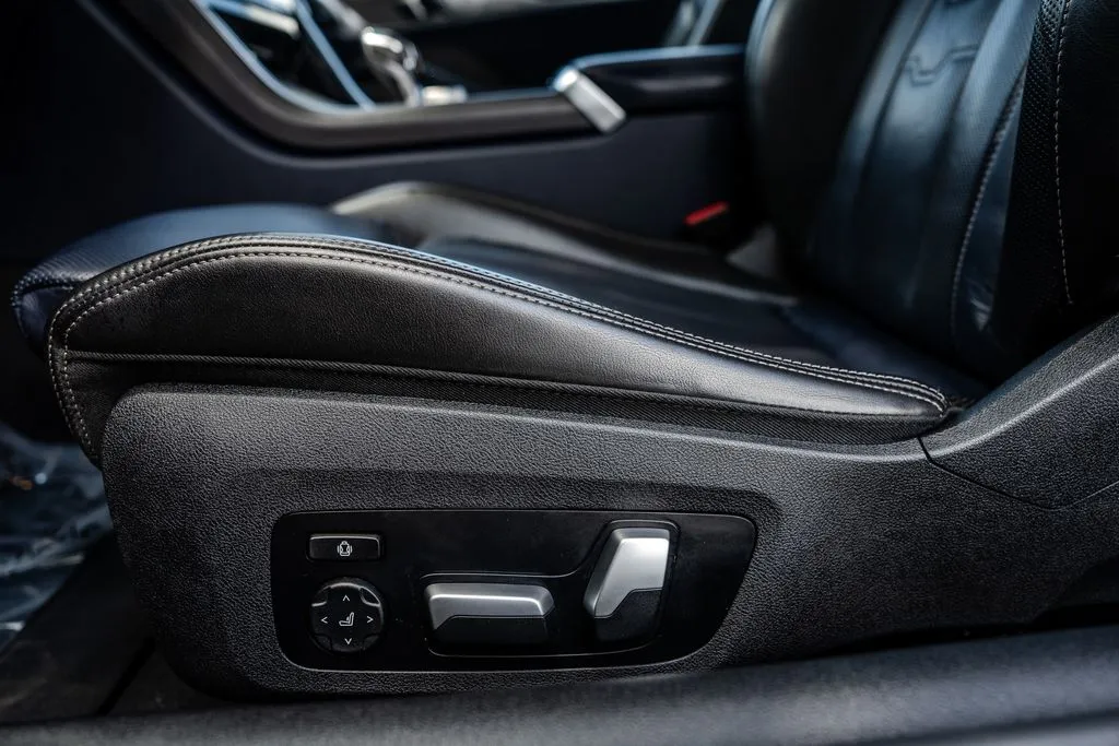 BMW 8 Series photo 17