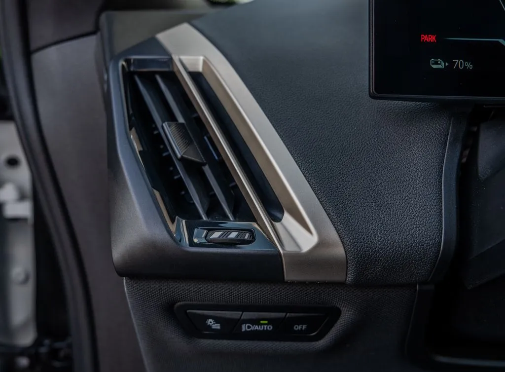 BMW iX photo 8