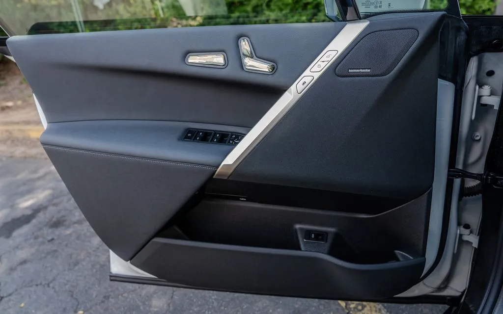 BMW iX photo 16