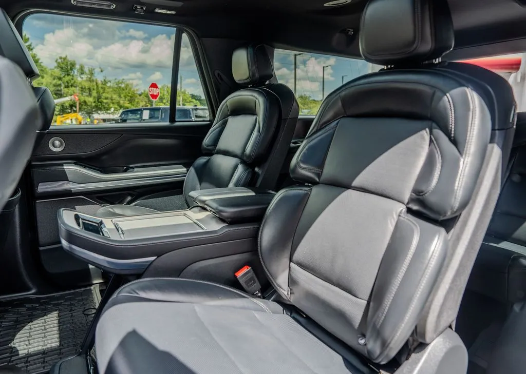 Lincoln Navigator L photo 22