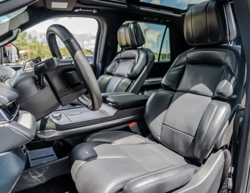 Lincoln Navigator L photo 21