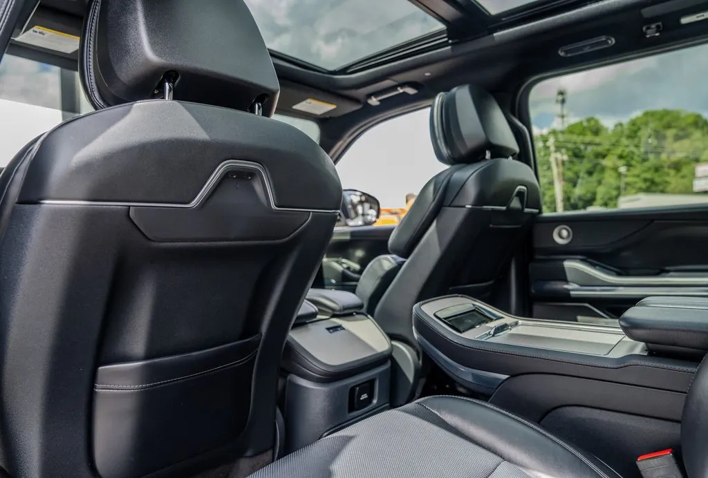 Lincoln Navigator L photo 23