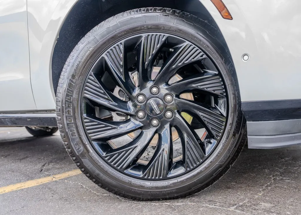 Lincoln Navigator L photo 35